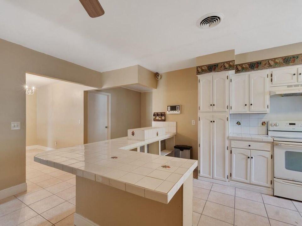 Activo con contrato: $299,999 (3 camas, 3 baños, 1976 Pies cuadrados)