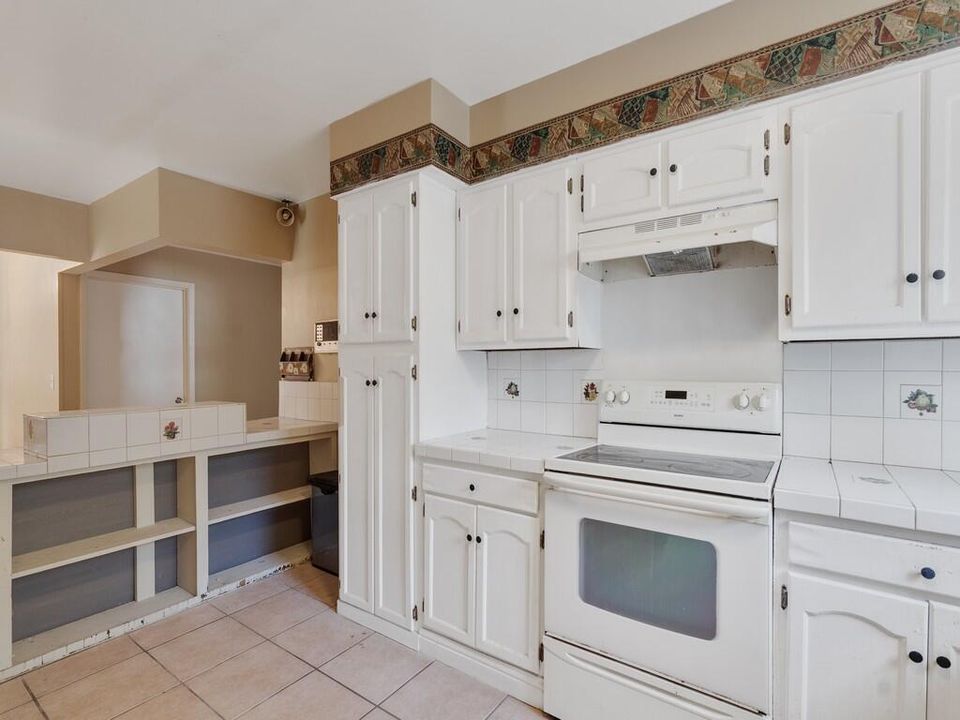 Activo con contrato: $299,999 (3 camas, 3 baños, 1976 Pies cuadrados)