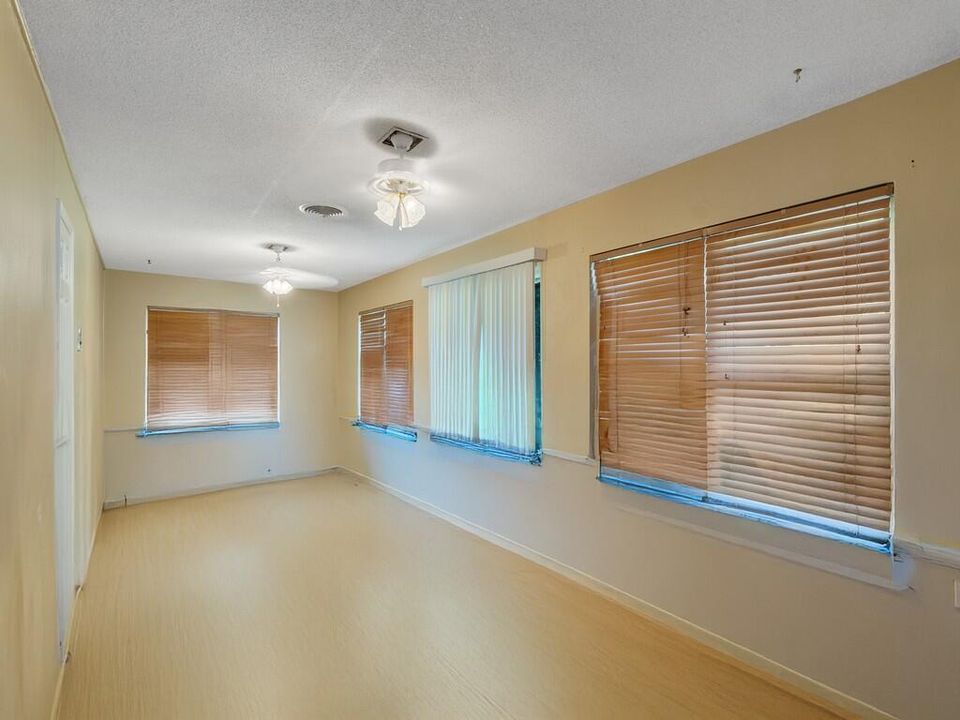 Activo con contrato: $299,999 (3 camas, 3 baños, 1976 Pies cuadrados)