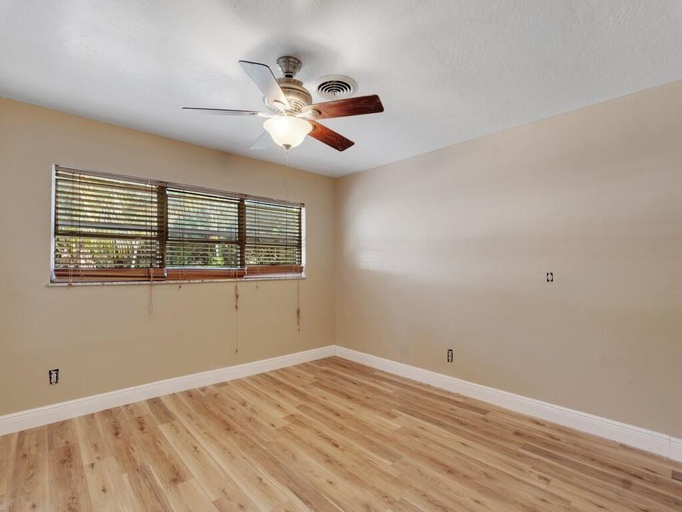 Activo con contrato: $299,999 (3 camas, 3 baños, 1976 Pies cuadrados)