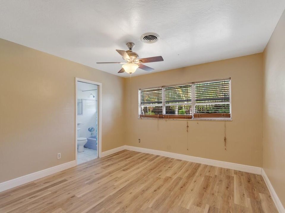 Activo con contrato: $299,999 (3 camas, 3 baños, 1976 Pies cuadrados)