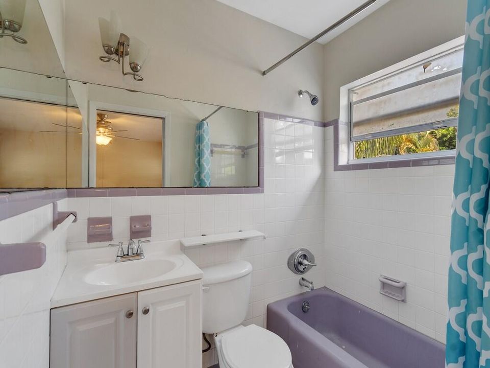 Activo con contrato: $299,999 (3 camas, 3 baños, 1976 Pies cuadrados)