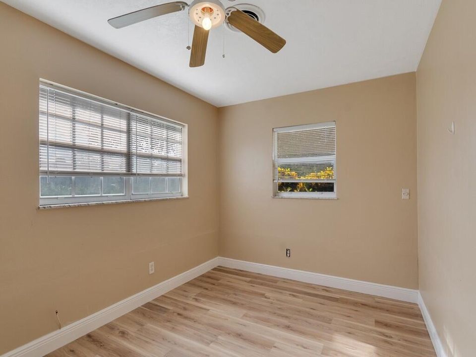 Activo con contrato: $299,999 (3 camas, 3 baños, 1976 Pies cuadrados)