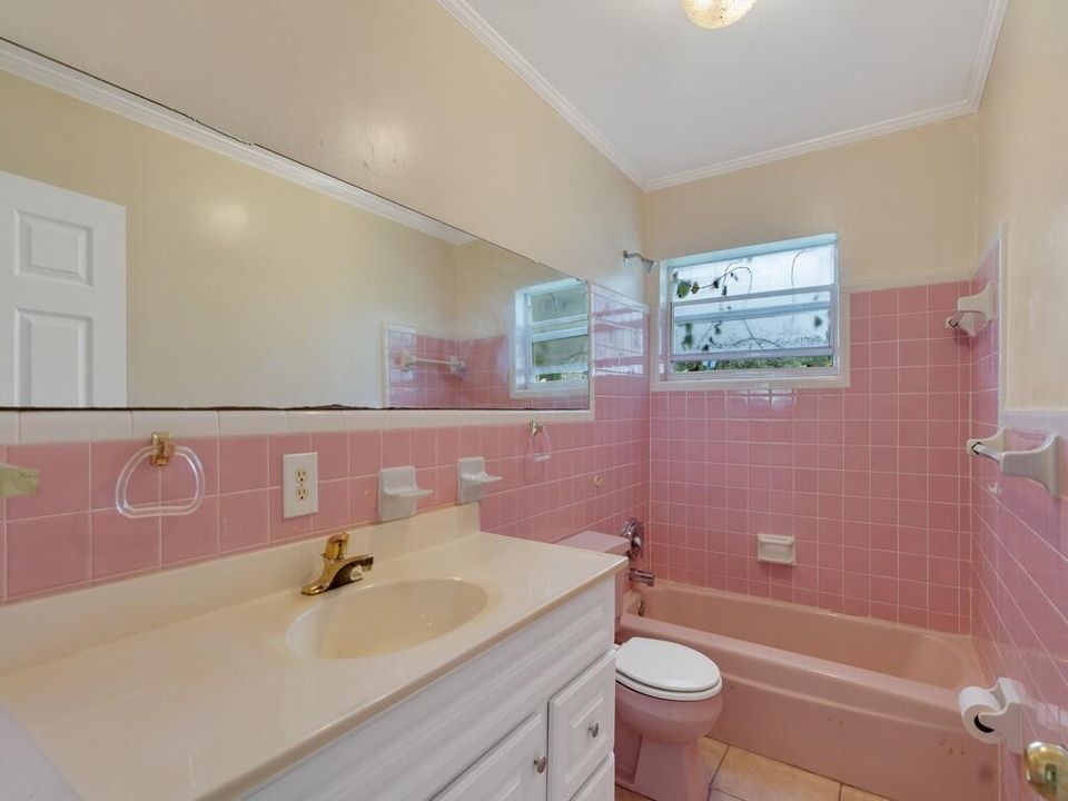 Activo con contrato: $299,999 (3 camas, 3 baños, 1976 Pies cuadrados)