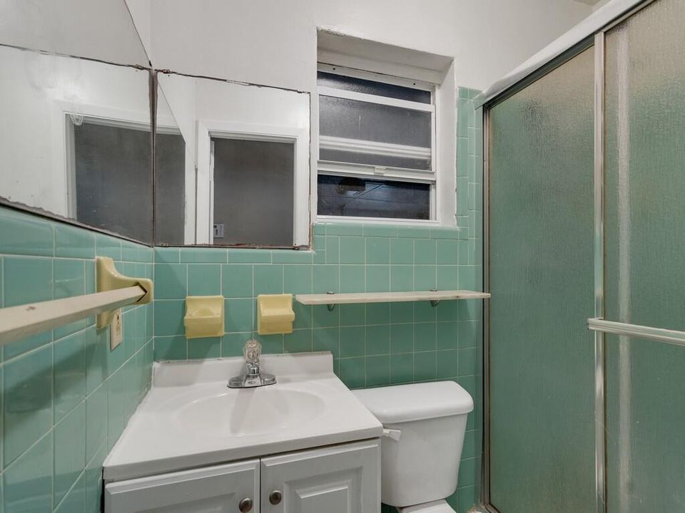 Activo con contrato: $299,999 (3 camas, 3 baños, 1976 Pies cuadrados)