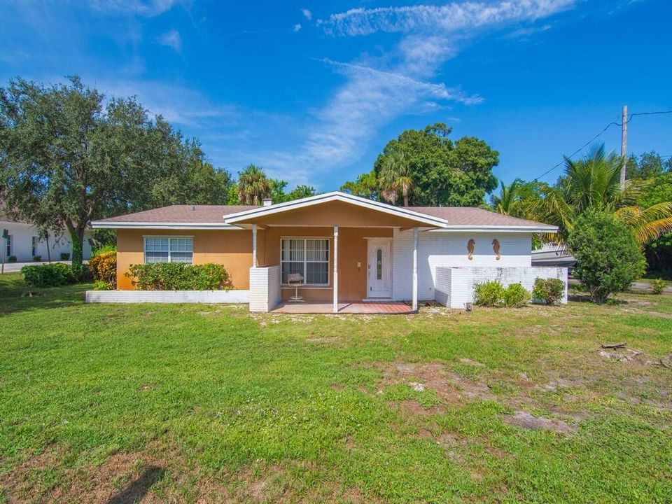 Activo con contrato: $299,999 (3 camas, 3 baños, 1976 Pies cuadrados)