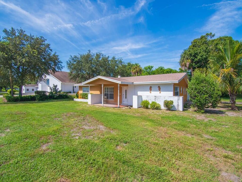 Activo con contrato: $299,999 (3 camas, 3 baños, 1976 Pies cuadrados)