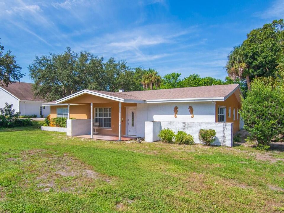 Activo con contrato: $299,999 (3 camas, 3 baños, 1976 Pies cuadrados)