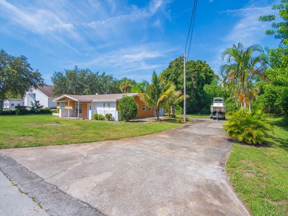 Activo con contrato: $299,999 (3 camas, 3 baños, 1976 Pies cuadrados)