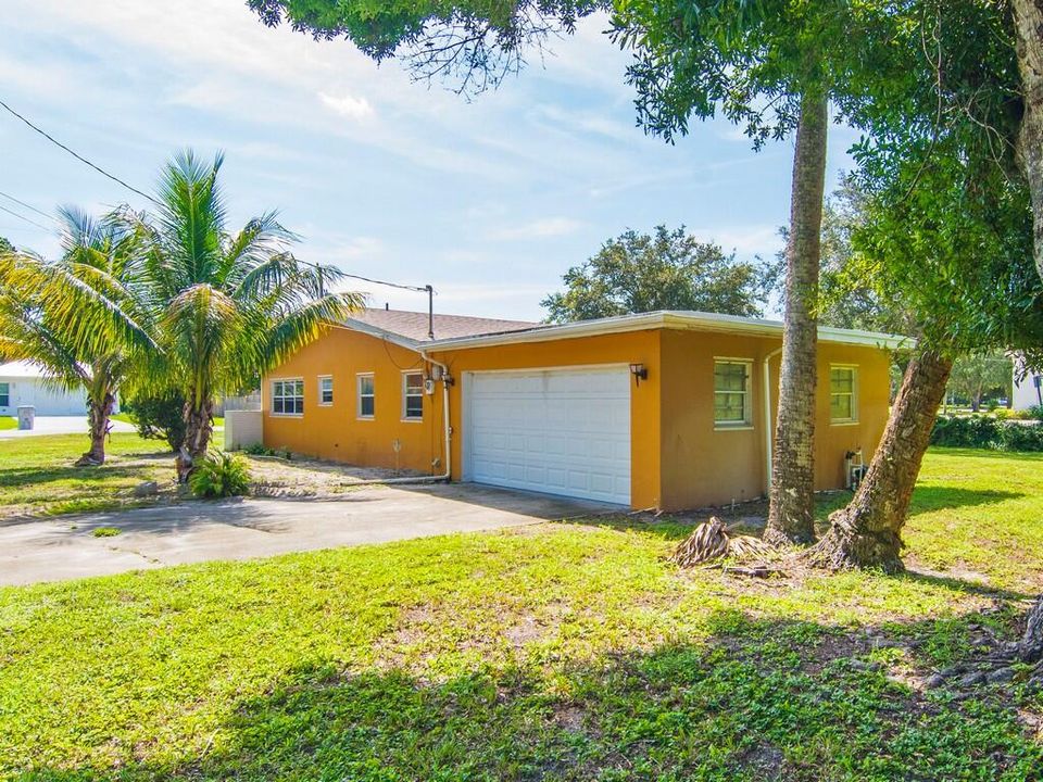 Activo con contrato: $299,999 (3 camas, 3 baños, 1976 Pies cuadrados)