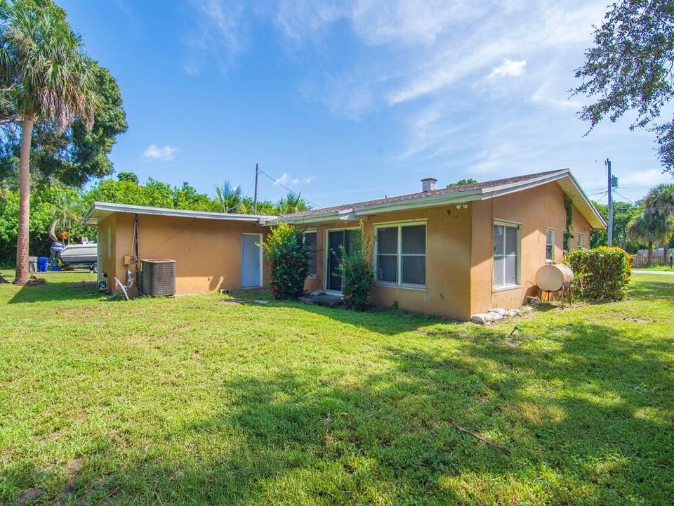 Activo con contrato: $299,999 (3 camas, 3 baños, 1976 Pies cuadrados)