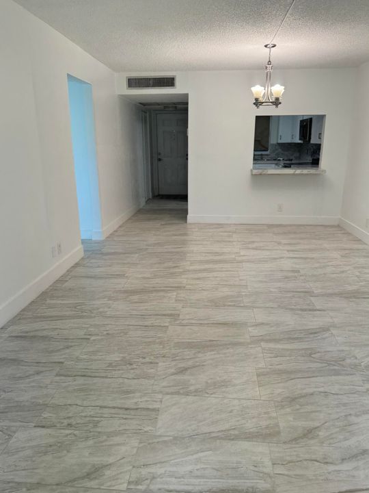 Под контрактом: $218,000 (2 спален, 2 ванн, 775 Квадратных фут)