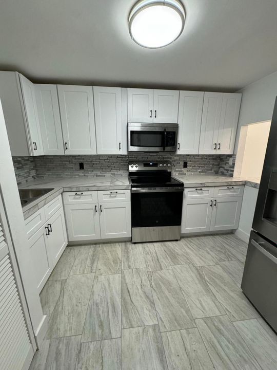 Под контрактом: $218,000 (2 спален, 2 ванн, 775 Квадратных фут)