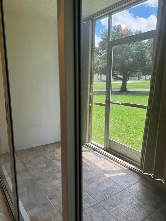 Под контрактом: $218,000 (2 спален, 2 ванн, 775 Квадратных фут)