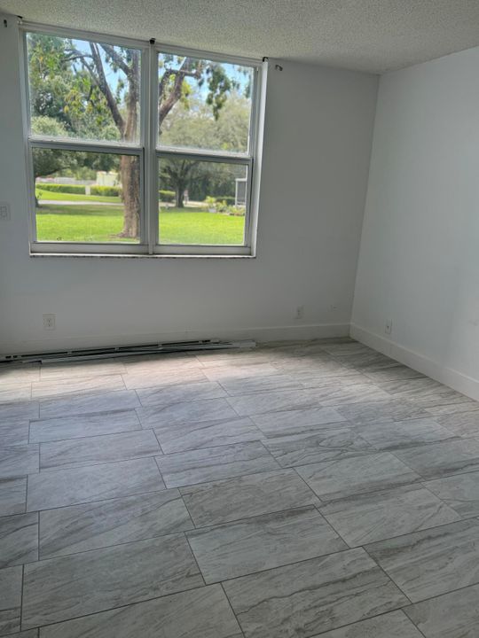 Под контрактом: $218,000 (2 спален, 2 ванн, 775 Квадратных фут)