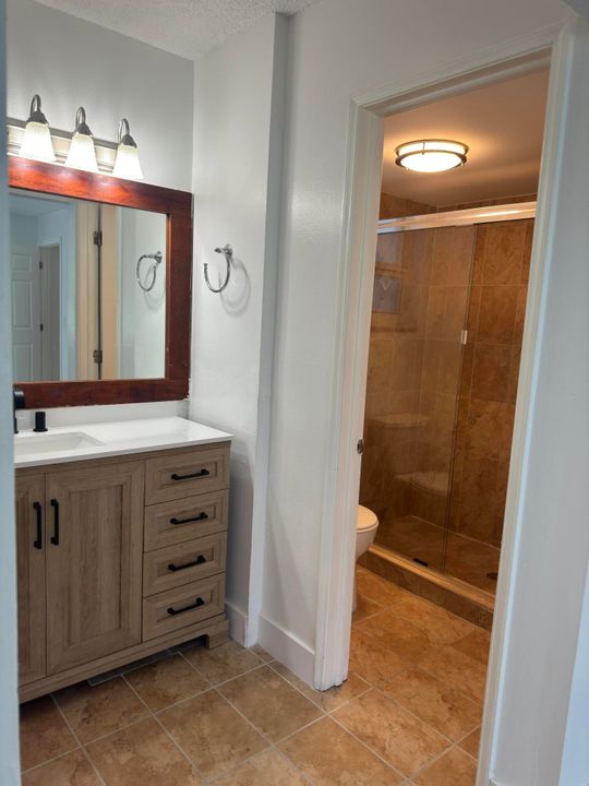 Под контрактом: $218,000 (2 спален, 2 ванн, 775 Квадратных фут)