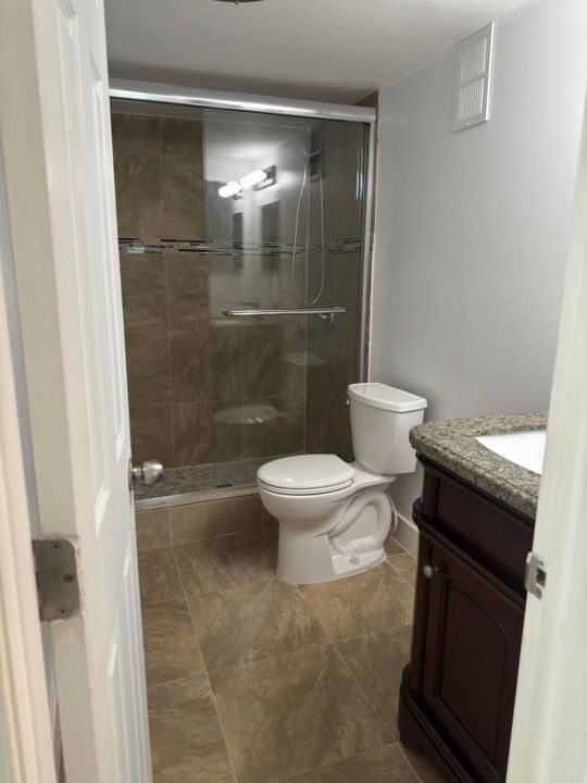 Под контрактом: $218,000 (2 спален, 2 ванн, 775 Квадратных фут)