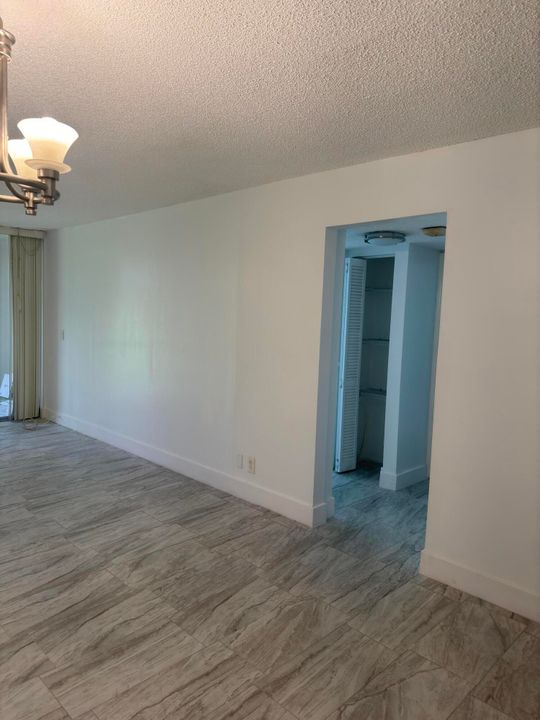 Под контрактом: $218,000 (2 спален, 2 ванн, 775 Квадратных фут)