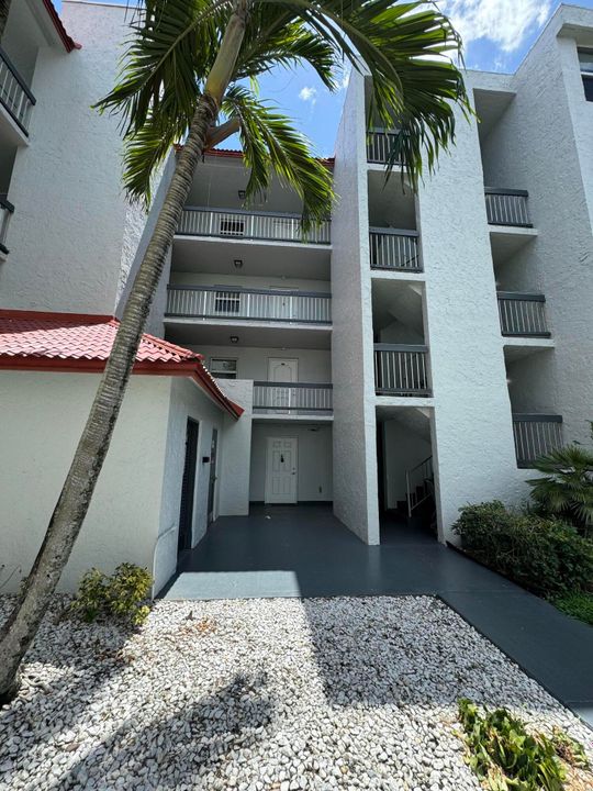 Под контрактом: $218,000 (2 спален, 2 ванн, 775 Квадратных фут)