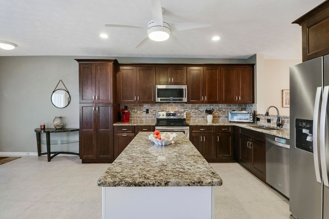 For Sale: $234,900 (2 beds, 2 baths, 1585 Square Feet)