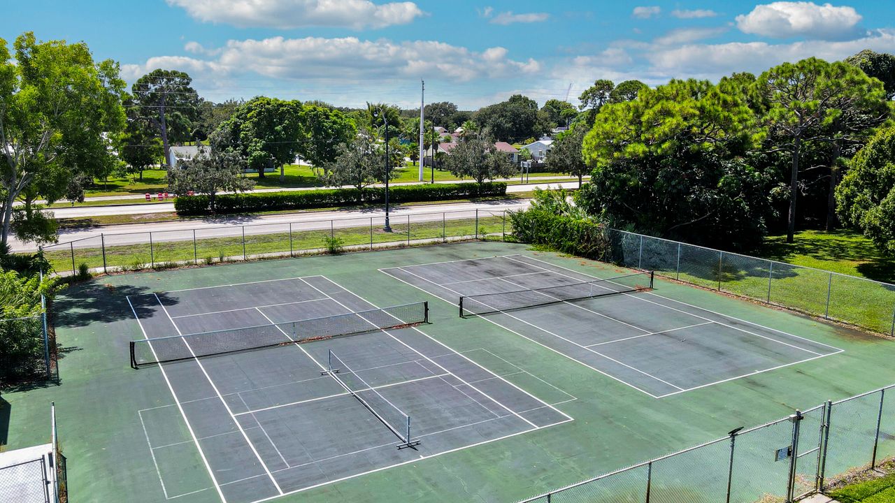 For Sale: $234,900 (2 beds, 2 baths, 1585 Square Feet)