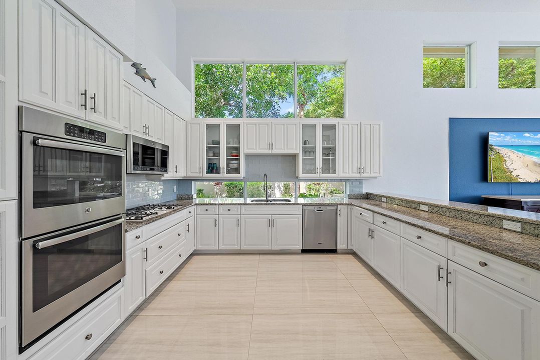 For Sale: $2,599,000 (6 beds, 7 baths, 5069 Square Feet)