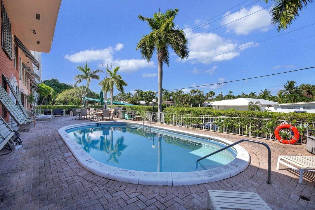 For Sale: $320,995 (2 beds, 2 baths, 930 Square Feet)