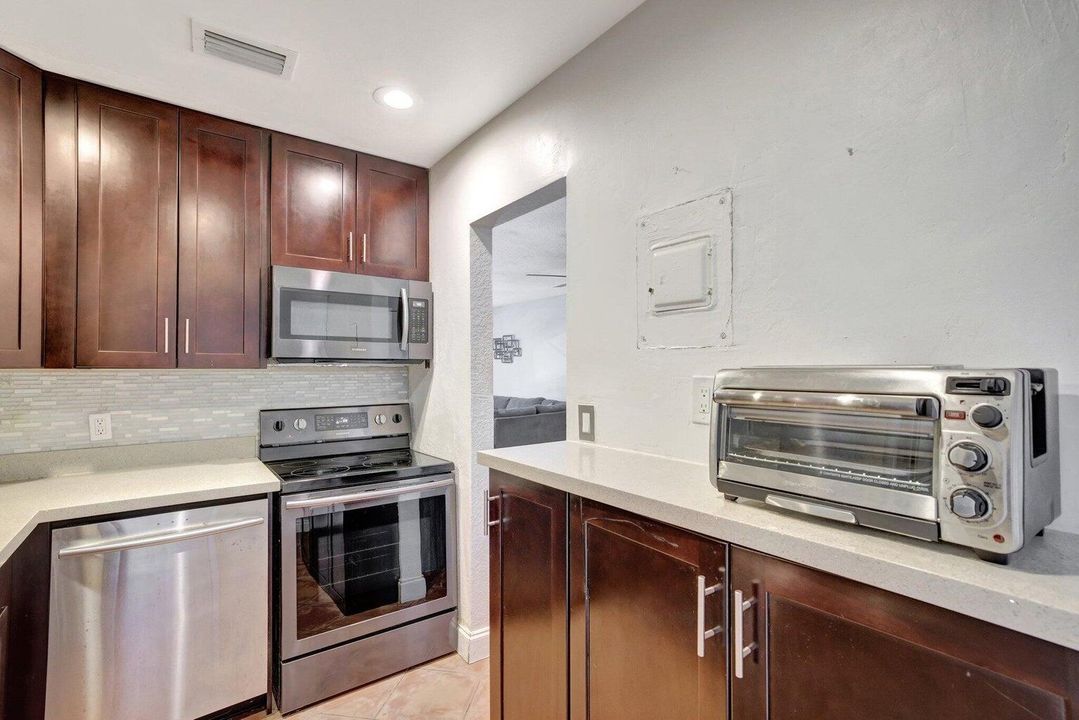 For Sale: $320,995 (2 beds, 2 baths, 930 Square Feet)