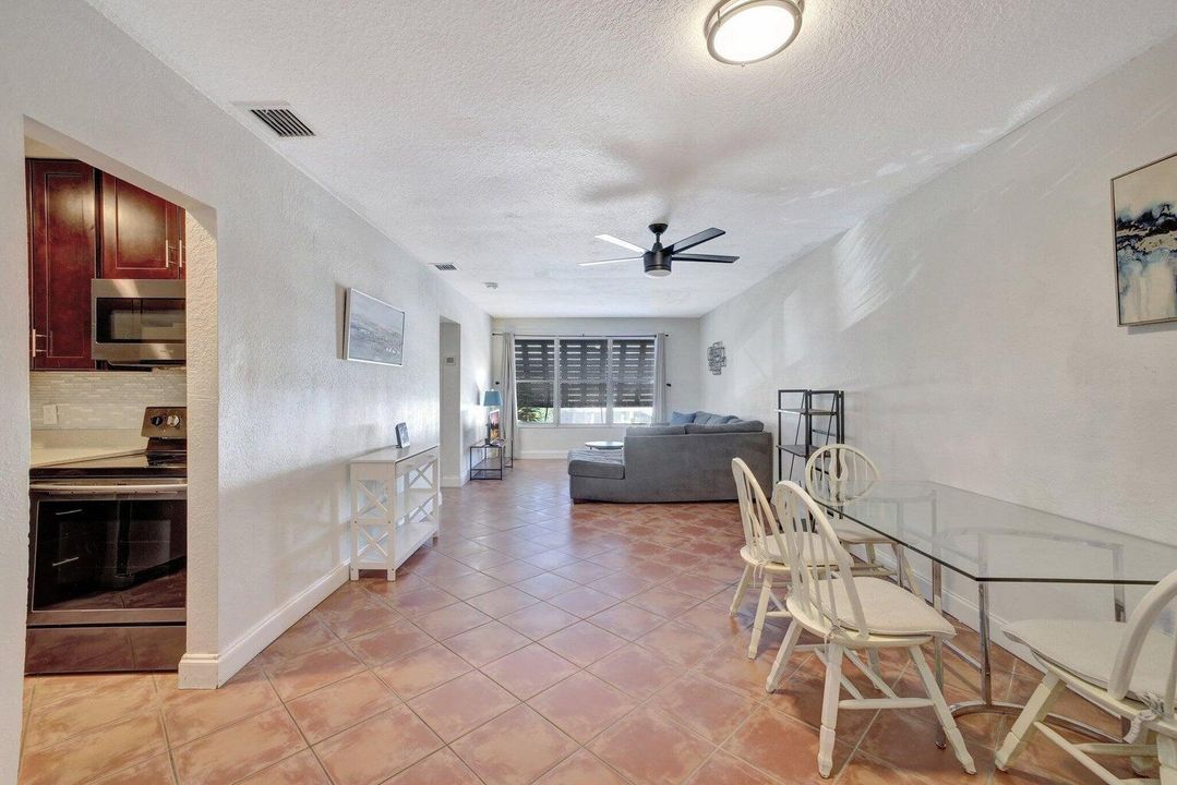 For Sale: $320,995 (2 beds, 2 baths, 930 Square Feet)