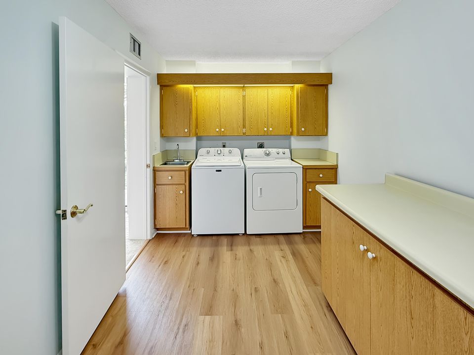 Activo con contrato: $199,000 (2 camas, 2 baños, 1437 Pies cuadrados)