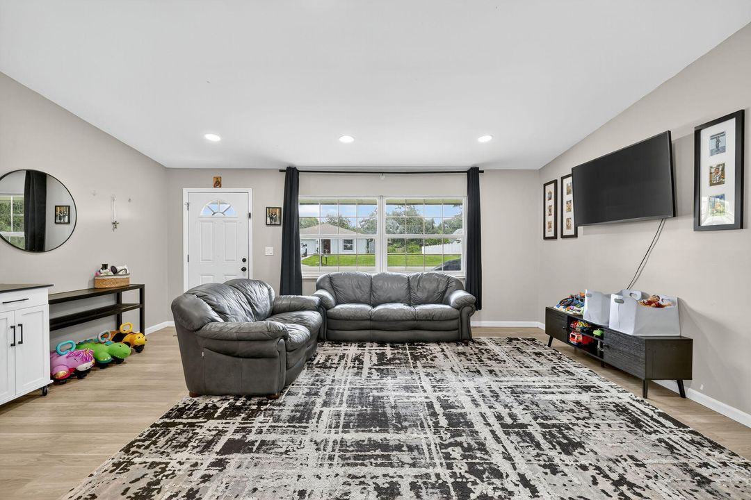 合同活跃: $269,999 (3 贝兹, 2 浴室, 1128 平方英尺)