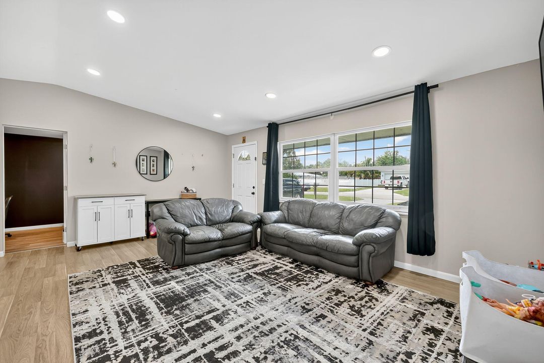 合同活跃: $269,999 (3 贝兹, 2 浴室, 1128 平方英尺)