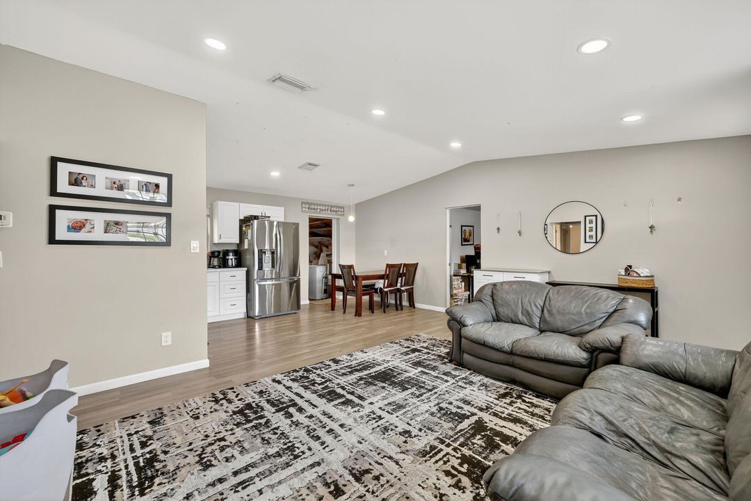 合同活跃: $269,999 (3 贝兹, 2 浴室, 1128 平方英尺)