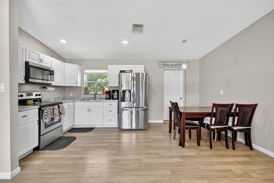 合同活跃: $269,999 (3 贝兹, 2 浴室, 1128 平方英尺)