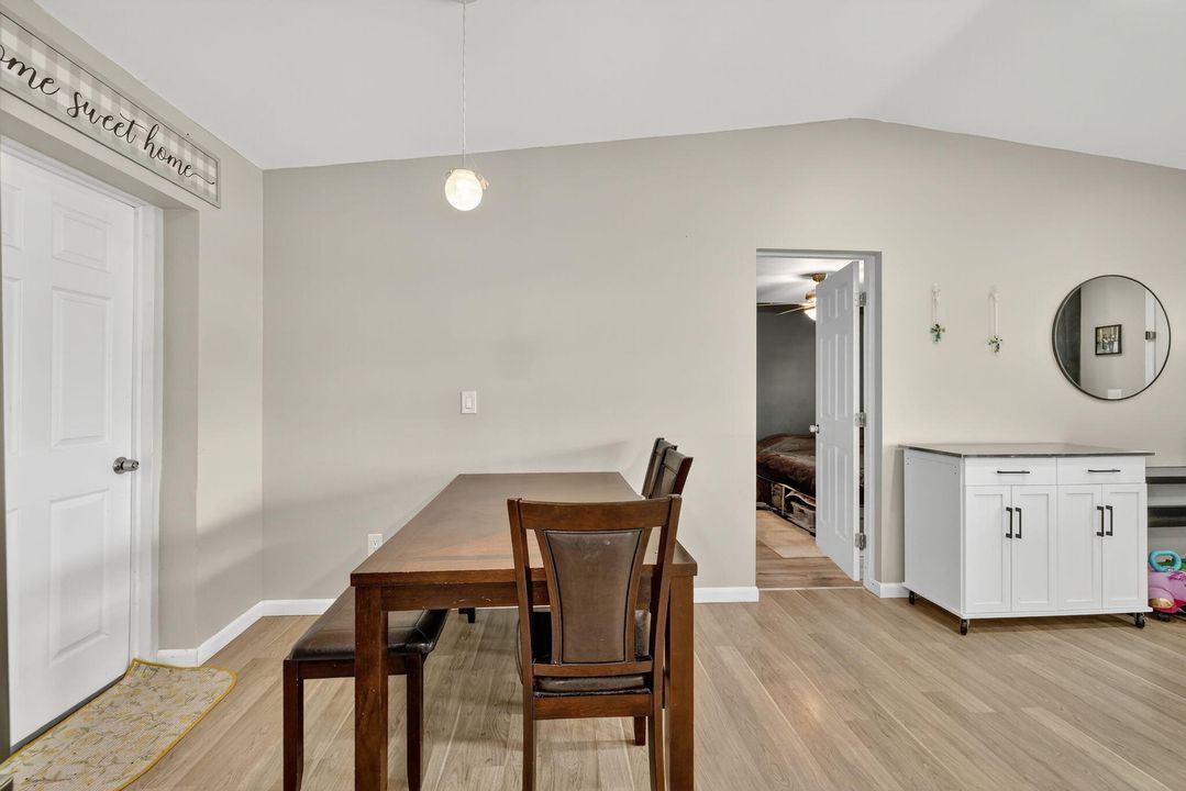 合同活跃: $269,999 (3 贝兹, 2 浴室, 1128 平方英尺)