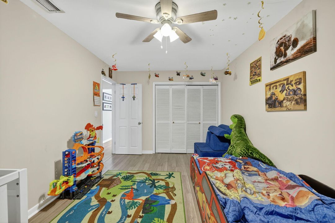 合同活跃: $269,999 (3 贝兹, 2 浴室, 1128 平方英尺)