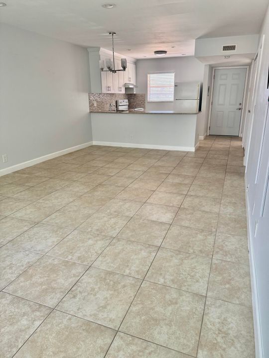 For Rent: $1,400 (1 beds, 1 baths, 660 Square Feet)