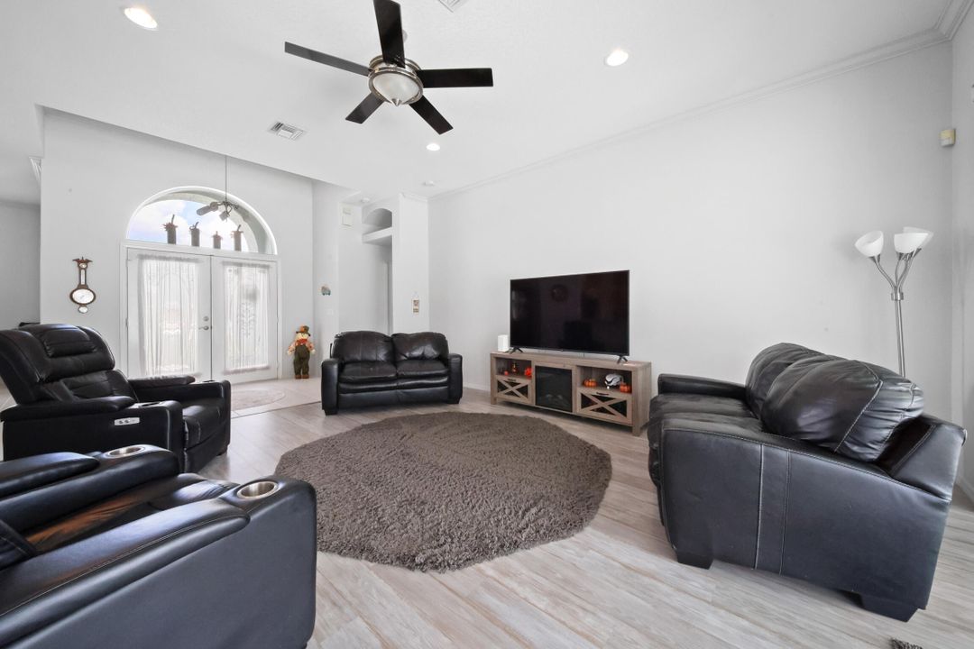 Activo con contrato: $599,000 (3 camas, 2 baños, 1916 Pies cuadrados)