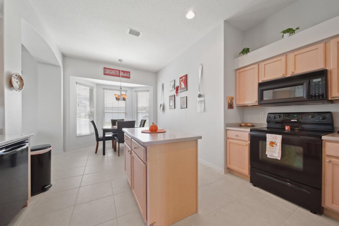 Activo con contrato: $599,000 (3 camas, 2 baños, 1916 Pies cuadrados)