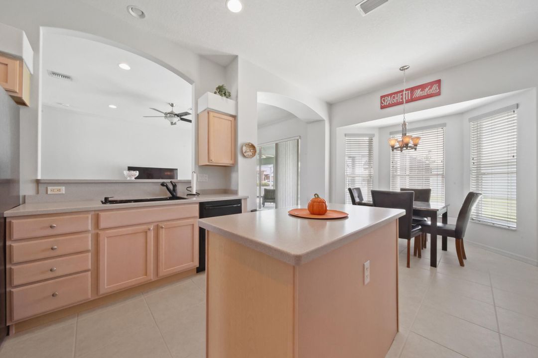 Activo con contrato: $599,000 (3 camas, 2 baños, 1916 Pies cuadrados)