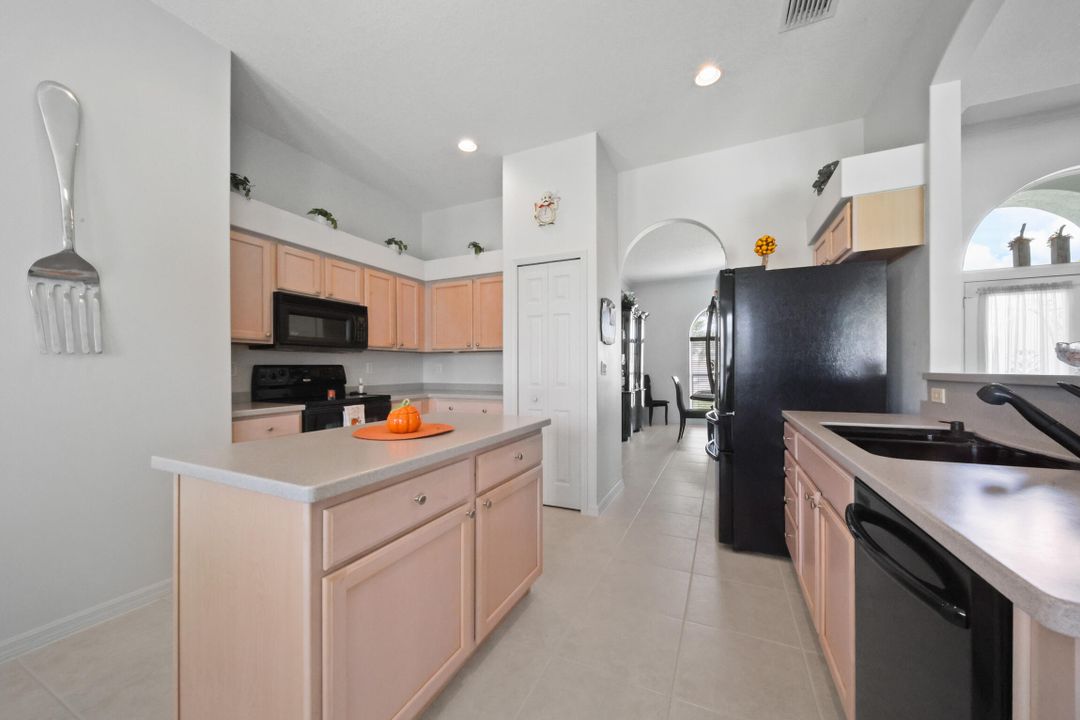 Activo con contrato: $599,000 (3 camas, 2 baños, 1916 Pies cuadrados)