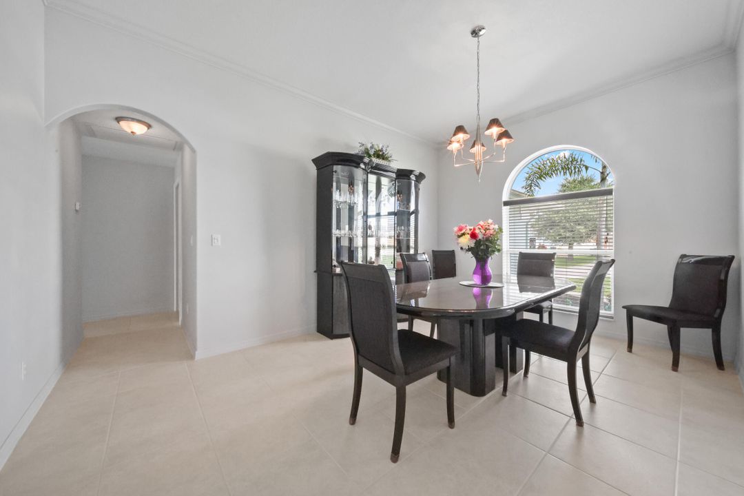 Activo con contrato: $599,000 (3 camas, 2 baños, 1916 Pies cuadrados)