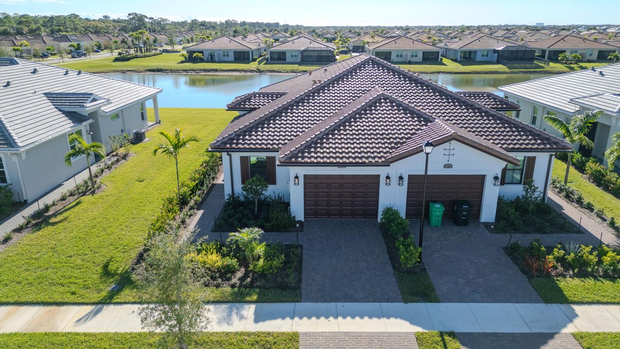 Active With Contract: $2,800 (2 beds, 2 baths, 1505 Square Feet)