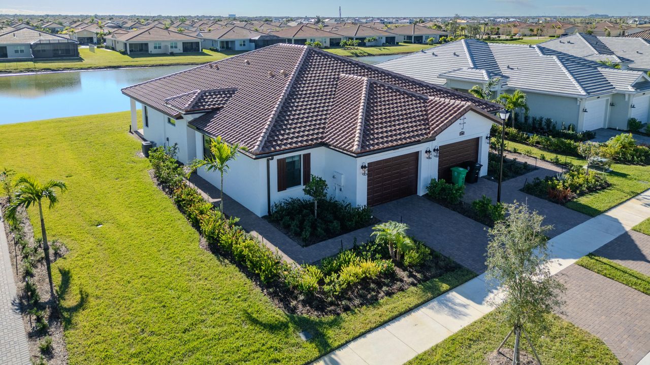 Active With Contract: $2,800 (2 beds, 2 baths, 1505 Square Feet)