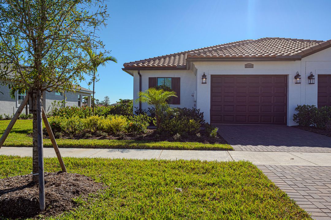 Active With Contract: $2,800 (2 beds, 2 baths, 1505 Square Feet)