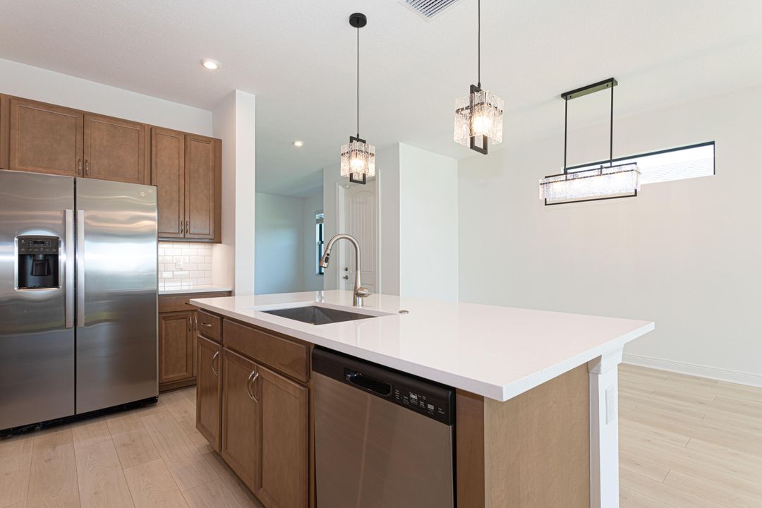 Active With Contract: $2,800 (2 beds, 2 baths, 1505 Square Feet)