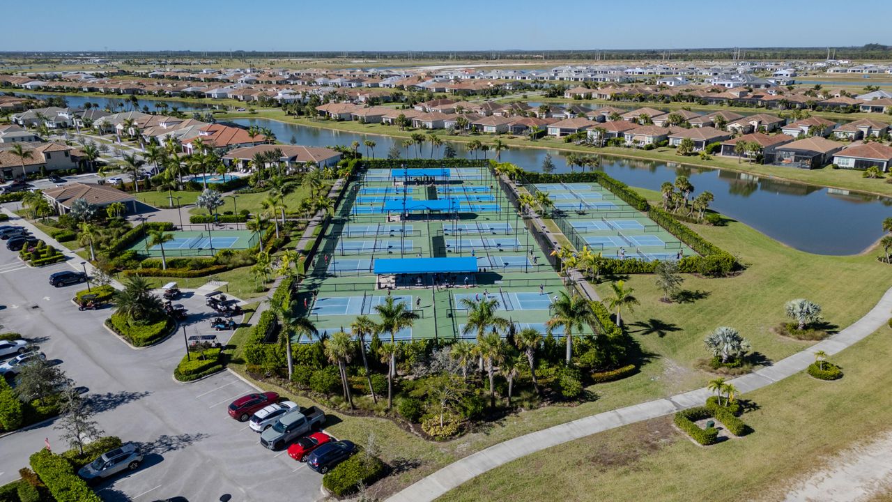 Active With Contract: $2,800 (2 beds, 2 baths, 1505 Square Feet)