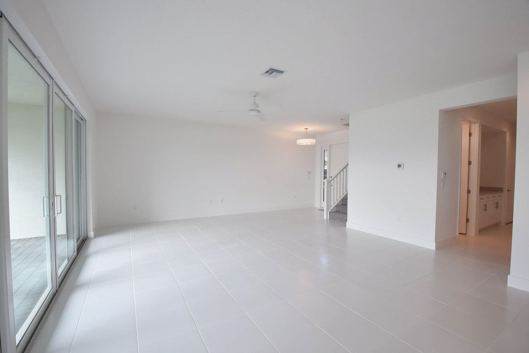 Activo con contrato: $1,325,000 (5 camas, 5 baños, 3706 Pies cuadrados)