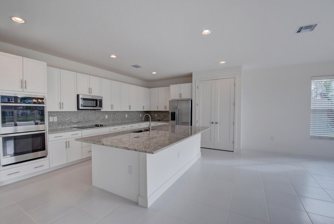 Activo con contrato: $1,325,000 (5 camas, 5 baños, 3706 Pies cuadrados)