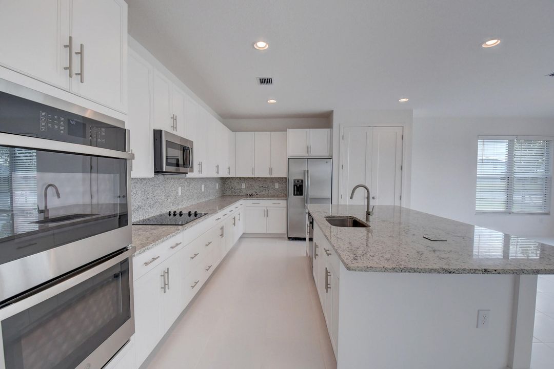 Activo con contrato: $1,325,000 (5 camas, 5 baños, 3706 Pies cuadrados)